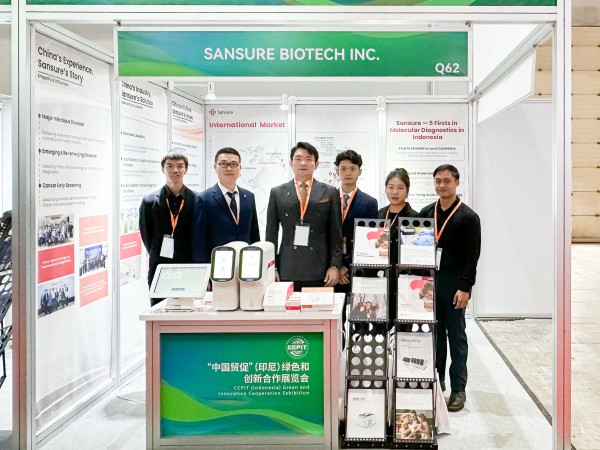 团队展台合照.jpg 团队展台合照.jpg