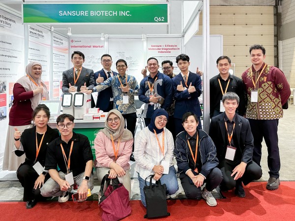 与客户合照.jpg 与客户合照.jpg